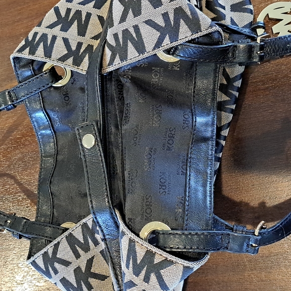 MICHAEL KORS Designer KM Logo Shoulder Bag  Black Trim - Picture 2 of 14